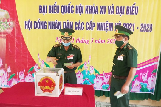 Cử tri Bộ đội Biên phòng Nghệ An thực hiện bầu cử sớm