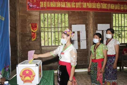 Bà con Khơ mú ở 'ốc đảo' Hữu Khuông chộn rộn ngày bầu cử sớm