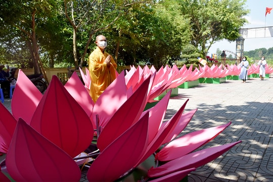Ấn tượng 7 đóa sen 'khổng lồ' mừng Lễ Phật đản tại chùa Ông (Hưng Nguyên)  ​