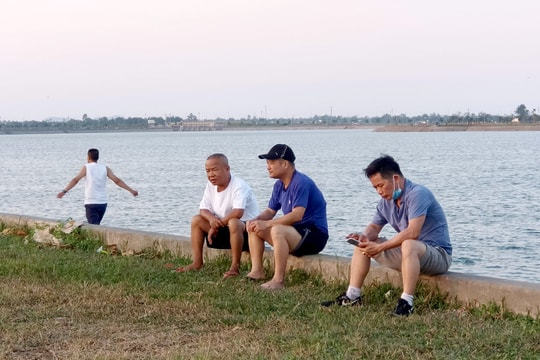 TP.Vinh: Nhiều người đi bộ không đeo khẩu trang phòng dịch