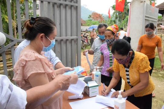 Cử tri các dân tộc huyện vùng cao Quế Phong tham gia ngày hội non sông