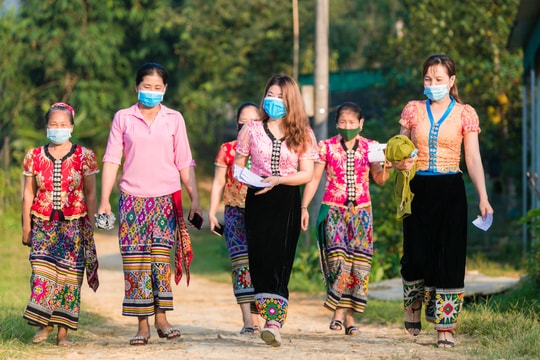 Nữ sinh dân tộc Thái hào hứng với lần bỏ phiếu bầu cử đầu tiên