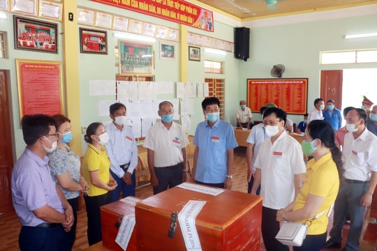 Phó Chủ tịch UBND tỉnh Bùi Đình Long kiểm tra công tác bầu cử tại Cửa Lò, Nghi Lộc và Diễn Châu