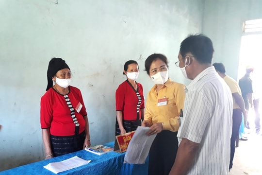 Chủ tịch Ủy ban MTTQ tỉnh kiểm tra bầu cử tại huyện Con Cuông