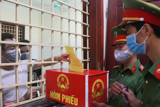 Hình ảnh bỏ phiếu bầu cử của những cử tri 'đặc biệt' ở trại tạm giam