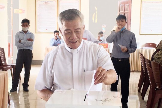 Giám mục Giáo phận Vinh cùng cử tri đồng bào công giáo thực hiện quyền công dân trong ngày bầu cử
