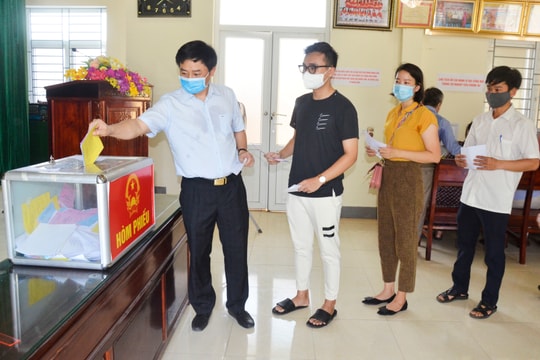 Trưởng Ban Dân vận, Trưởng Ban Nội chính Tỉnh ủy bỏ phiếu bầu cử tại xã Nghi Phú, TP Vinh