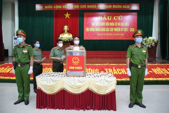 Cử tri Công an tỉnh bầu cử sớm để tuần tra, kiểm soát bảo đảm an toàn cho ngày hội toàn dân