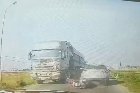 'Rụng tim' khi xem clip nam thanh niên thoát chết dưới gầm xe đầu kéo