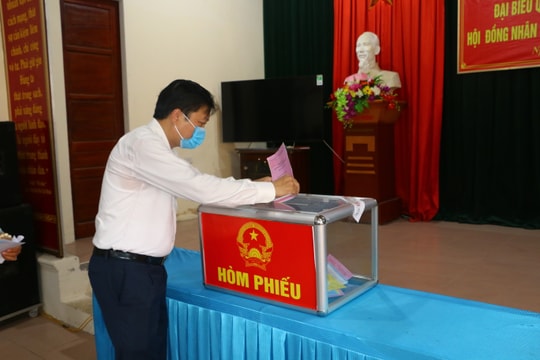 Hai đồng chí Phó Chủ tịch UBND tỉnh dự bầu cử tại khu vực bầu cử số 6, xã Nghi Phú, TP. Vinh