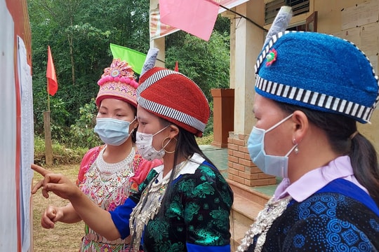 Người Mông rẻo cao miền Tây Nghệ An nô nức xuống núi bầu cử