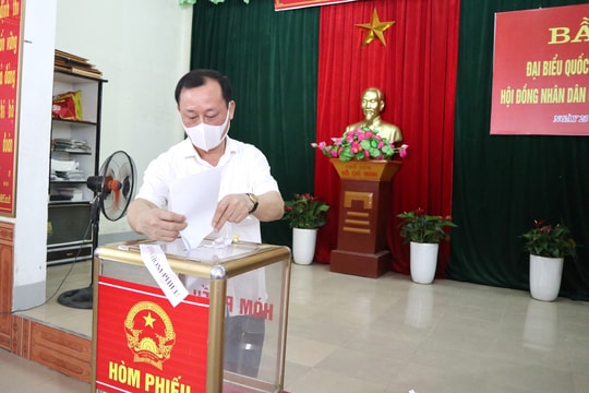 Đồng chí Phan Đức Đồng - Bí thư Thành ủy Vinh bỏ phiếu bầu cử tại phường Trường Thi