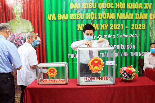 Chủ tịch HĐND tỉnh bỏ phiếu bầu và kiểm tra các điểm bầu cử tại thành phố Vinh