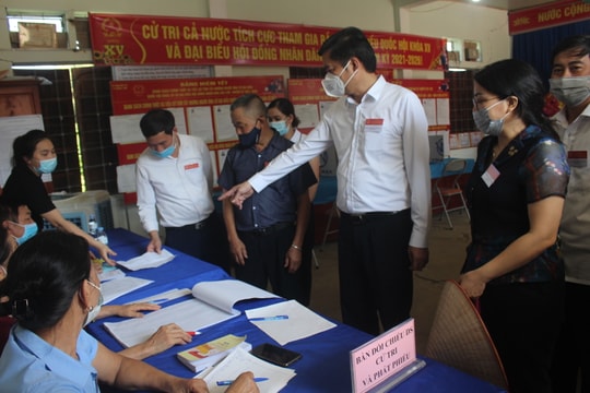 Phó Chủ tịch UBND tỉnh Hoàng Nghĩa Hiếu kiểm tra công tác bầu cử tại Nghĩa Đàn