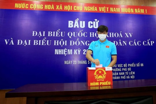 Video: Tuyển thủ Việt Nam phấn khởi đi bỏ phiếu bầu cử
