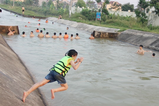 Bất chấp nguy hiểm, người dân vẫn chen chúc tắm kênh đào ở Yên Thành