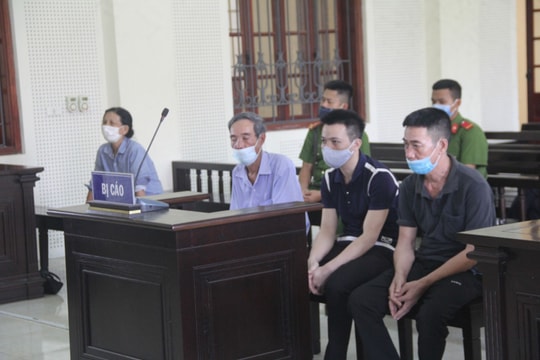 Cha con, chú cháu cùng nhau lĩnh án vì tội đánh người