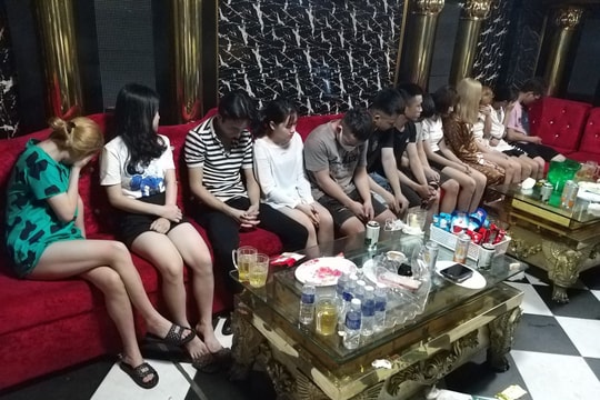 Khách và chủ quán karaoke bị xử phạt vì bất chấp lệnh cấm 