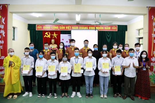 Trao học bổng 'Nâng bước chân nhân tài' nhân dịp đại lễ Phật đản