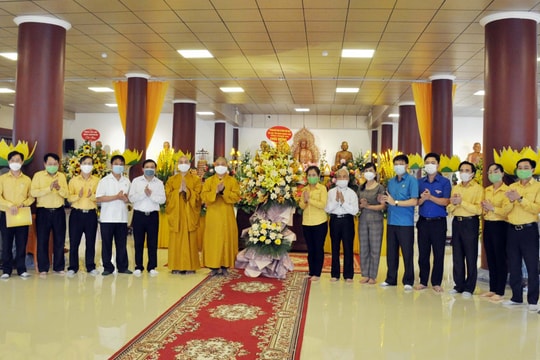 Chủ tịch Ủy ban MTTQ tỉnh Nghệ An chúc mừng Giáo hội Phật giáo tỉnh nhân Đại lễ Phật đản