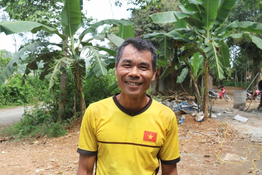 Vợ chồng nông dân bán 2 con bò ủng hộ xóm làm đường bê tông