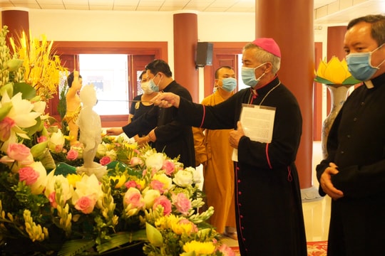 Tòa Giám mục Giáo phận Vinh chúc mừng đại lễ Phật đản 