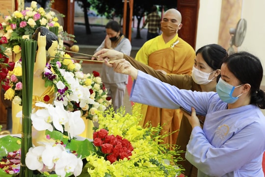 Đại lễ Phật đản ở Nghệ An diễn ra trang trọng, thực hiện nghiêm các biện pháp phòng dịch