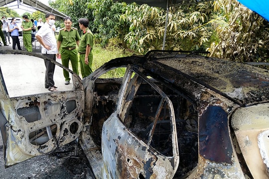 Phát hiện thi thể tài xế trong xe taxi cháy rụi