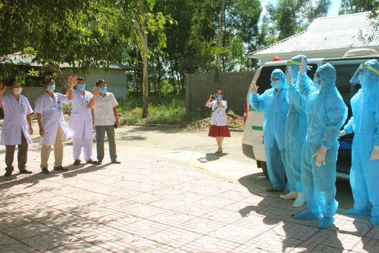 Video: Bệnh nhân Covid -19 trong cộng đồng ở Nghệ An vẫy tay chào, cảm ơn y bác sỹ khi xuất viện