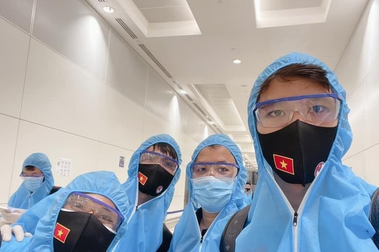 Tuyển Việt Nam đã tới UAE, Quế Ngọc Hải tung ảnh cực chất; Hạ MU, Villarreal vô địch Europa League