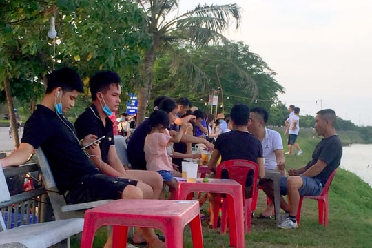 Người dân TP Vinh tụ tập đông người, không đeo khẩu trang hóng mát trên đê Hưng Hòa