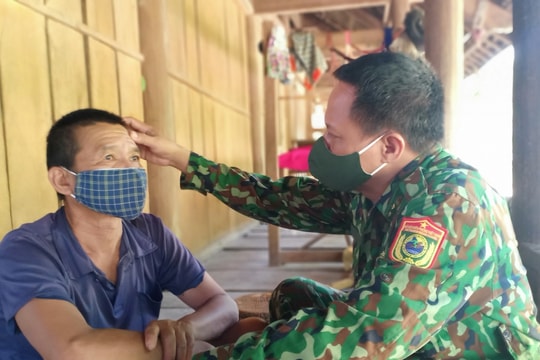 Quân y chốt phòng chống dịch cấp cứu người dân bị nạn trong đêm