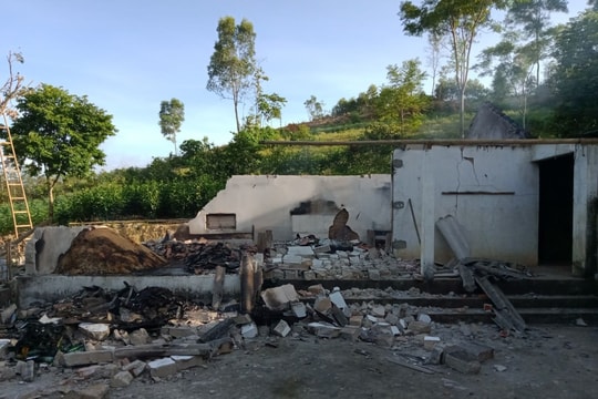 Ngôi nhà 3 gian bị thiêu rụi lúc rạng sáng