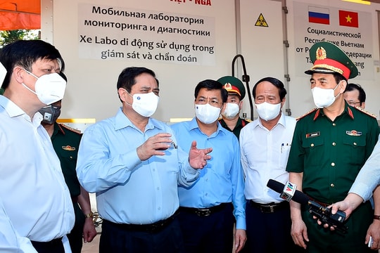 Thủ tướng Phạm Minh Chính trực tiếp vào tâm dịch kiểm tra, động viên lực lượng tuyến đầu