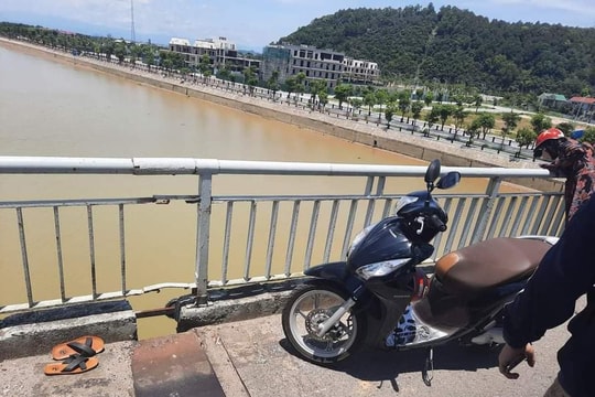 Nghi vấn cựu sinh viên Đại học Vinh nhảy cầu tự tử giữa trưa