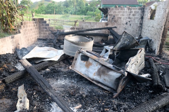 Vợ chồng đi làm vắng, ngôi nhà 2 gian bị cháy trụi lúc nửa đêm 