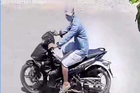 Giả danh công an lừa lấy điện thoại và tiền của 2 thanh niên