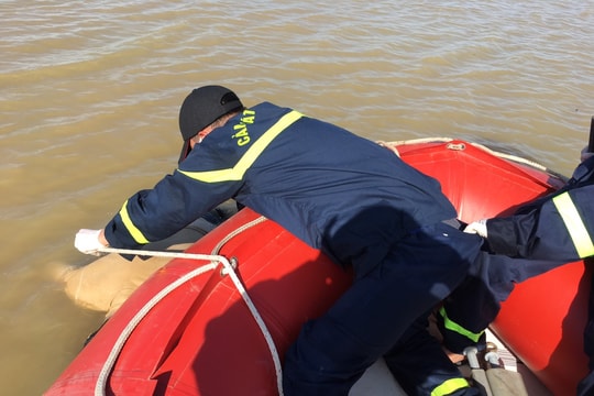 Phát hiện thi thể nam thanh niên nổi trên sông Lam
