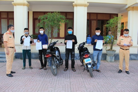 Xử lý nhóm thanh niên bốc đầu xe, quay video đăng lên mạng