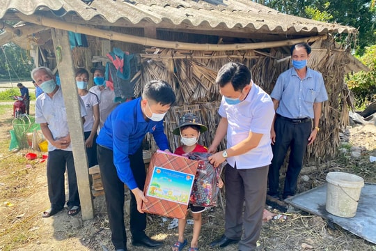 Trao quà cho thiếu nhi và gia đình có hoàn cảnh đặc biệt khó khăn