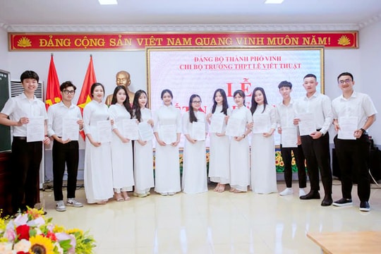 Hơn 56% đảng viên mới kết nạp ở Nghệ An là nữ