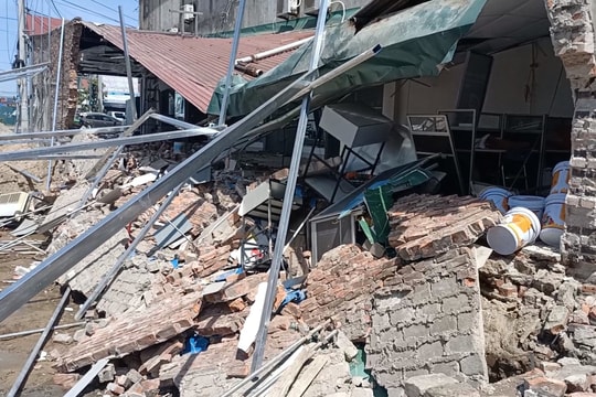 Xây nhà làm tường hàng xóm đổ sập