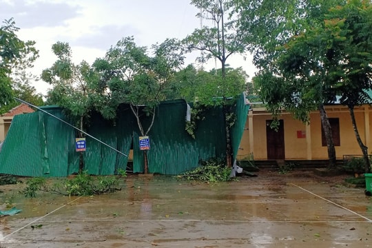 Mưa đá kèm gió lốc khiến 5 phòng học ở Kỳ Sơn tốc mái