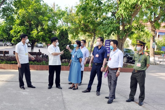 Phó Chủ tịch UBND tỉnh kiểm tra các điểm thi lớp 10 tại TP. Vinh và Hưng Nguyên