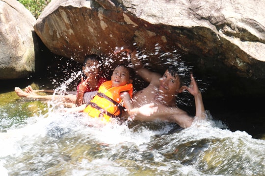 Người dân miền núi Nghệ An đổ xô đi thác giải nhiệt 