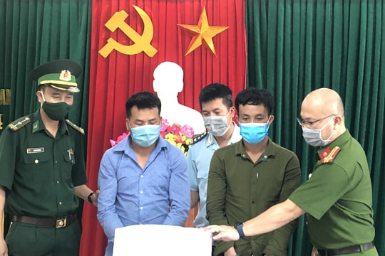 2 thanh niên liều lĩnh 'ôm' 6 kg ma túy đá vượt biên giới vào Việt Nam