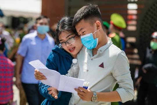 Đề thi môn Ngữ văn đề cập đến sự trưởng thành của giới trẻ và tình yêu, trách nhiệm với gia đình