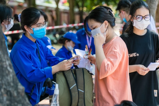 Thanh niên tình nguyện đồng hành 'tiếp sức' cùng sĩ tử 
