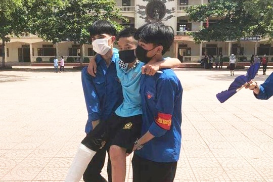 Thanh niên tình nguyện giúp đỡ thí sinh bị gãy chân ở điểm thi Thanh Chương