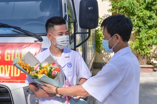 Cán bộ Bệnh viện Phổi Nghệ An lên đường chi viện cho Bắc Giang 
